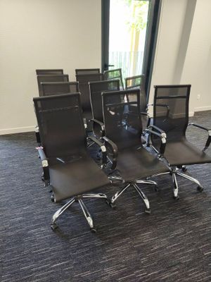 a lot of chairs that are in a room