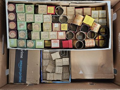 une boîte remplie d'objets assortis qui s'y trouvent