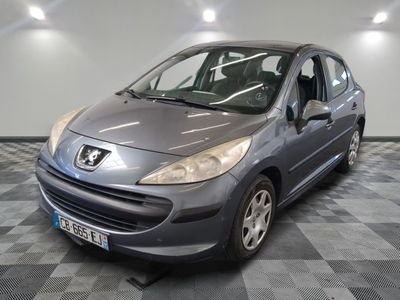 la photo d'une voiture grise garée dans un garage