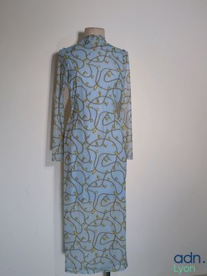 the dress is blue and gold with a pattern on it