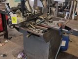 une machine placée au milieu d'une pièce