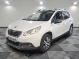 la voiture blanche est garée sur un sol en damier dans le garage
