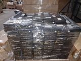une grande pile de DVD posée sur une palette dans un entrepôt