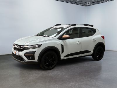 Le SUV blanc est garé dans une pièce blanche équipée d'une galerie de toit noire.