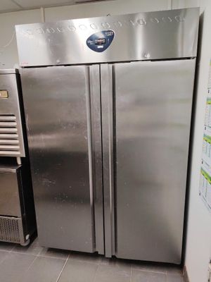 un réfrigérateur en acier inoxydable dans une cuisine équipée d'un réfrigérateur-congélateur