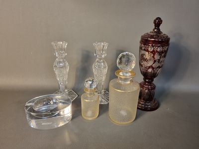 un grand nombre d'objets en verre posés sur une table