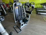une salle de sport équipée de divers appareils de musculation