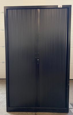 une photo d'une armoire métallique noire dans un garage