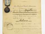 un vieux document orné d'une médaille, posé sur une table