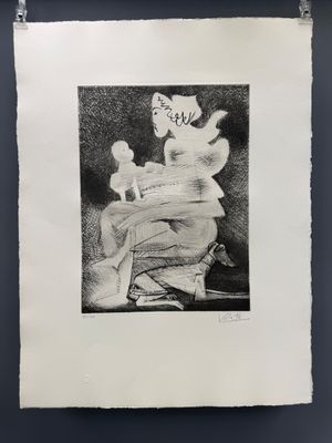 un dessin en noir et blanc représentant un chat assis sur une pile de livres