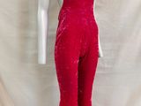 un mannequin en robe rouge sur un mannequin mannequin mannequin mannequin mannequin mannequin mannequin mannequin mann
