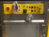 une machine qui se trouve à l'intérieur d'un bâtiment