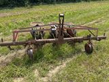un tracteur équipé d'une charrue dans un champ