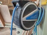 un tuyau bleu fixé sur le côté d'une machine
