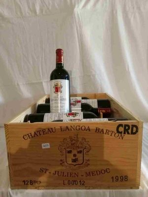 des bouteilles de vin dans une caisse en bois sur fond blanc
