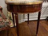 une petite table et une chaise dans un coin de la pièce