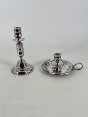 paire de chandeliers en métal argenté sur fond blanc