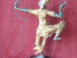 statue en bronze représentant un homme tenant un arc et une flèche, posée sur un socle en bois