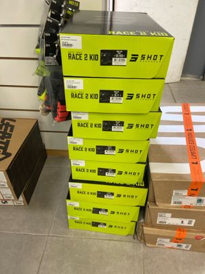 des cartons empilés les uns sur les autres dans un magasin