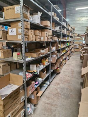 de nombreux cartons et boîtes sur les étagères de l'entrepôt