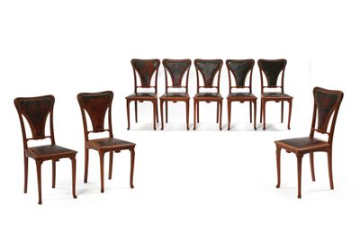 six chaises disposées en cercle, dont une face à l'autre