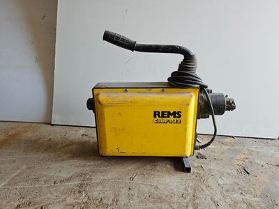 une machine jaune posée sur le sol