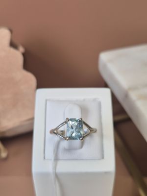 une bague qui se trouve dans une boîte sur une table