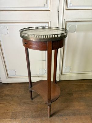 une table sur laquelle est posé un plateau, posée sur un parquet en bois dur