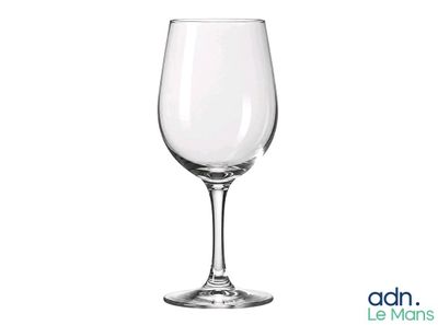 un verre à vin vide posé sur une table blanche