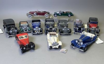 un grand nombre de petites voitures posées sur une table