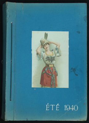 un vieux livre bleu avec la photo d'une femme en costume