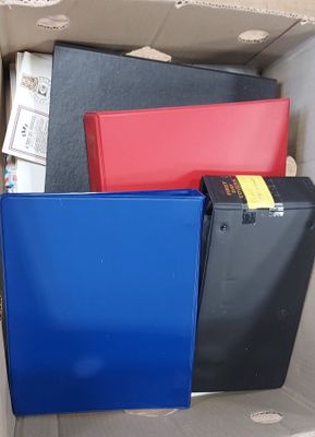 une boîte pleine d'objets assortis qui se trouvent dans la boîte