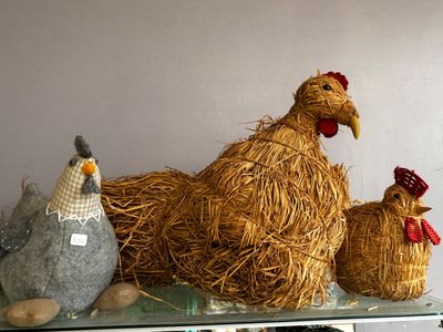 trois poulets et deux poulets posés sur une étagère