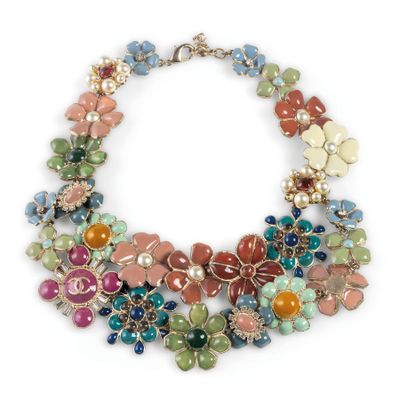 un gros plan d'un collier multicolore sur fond blanc