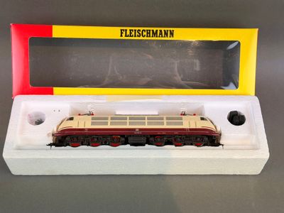 une maquette de train exposée dans une boîte