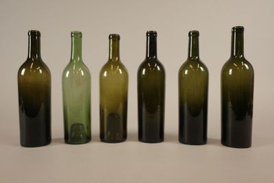 Six bouteilles de forme Bordeaux en verre de différentes nua…