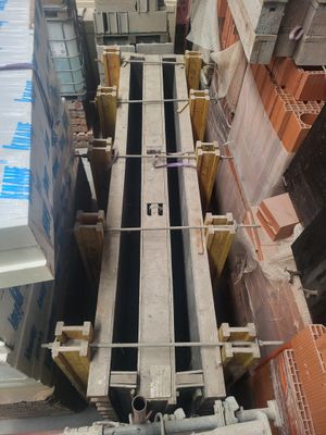une image d'un tapis roulant dans un entrepôt