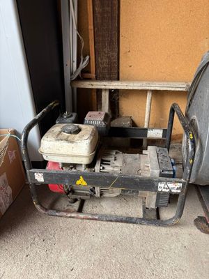 une photo d'un établi sur lequel sont posés des outils