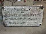 an old sign on the side of a building that says bentley motor co