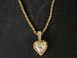 une femme portant un collier orné d'un pendentif en forme de cœur