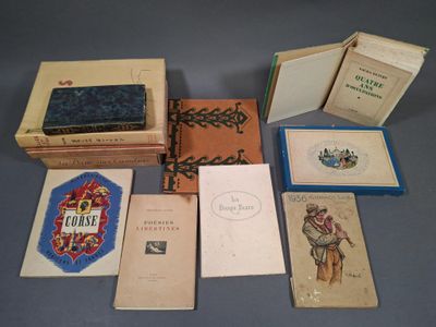 un grand nombre de livres posés sur une table