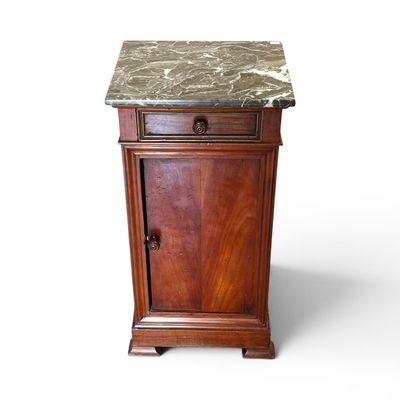 un petit meuble avec un plateau en marbre sur fond blanc