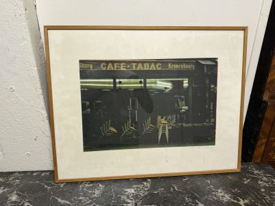 une photo d'une photo d'un café dans un cadre