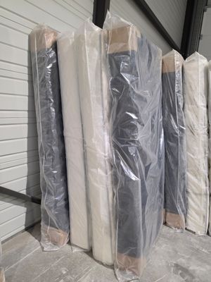 de nombreux matelas emballés dans du plastique dans un entrepôt