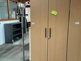un grand meuble en bois au milieu d'une pièce