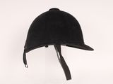 Le casque est noir et comporte un lanière en cuir autour de la visière.