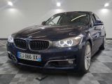 La BMW Série 3 berline est garée dans un showroom