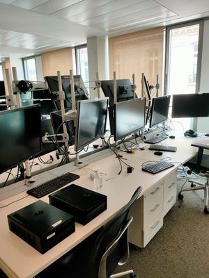 de nombreux écrans d'ordinateur sur le bureau de ce bureau