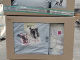 trois cartons empilés les uns sur les autres sur une palette