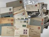 une pile de vieilles cartes postales et d'enveloppes posée sur une table